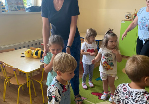 Dzieci poruszają się po sali w rytm muzyki