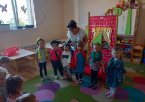 Dzieci - aktorzy pozują do wspólnego zdjęcia
