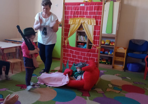 Dzieci odgrywają rolę Gajowego i wilka