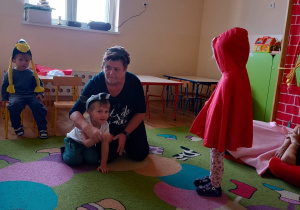 Dzieci odgrywają rolę wilka i Czerwonego Kapturka