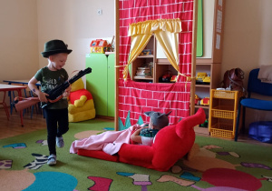 Dzieci z wielkim zaangażowaniem odgrywają wybrane przez siebie role