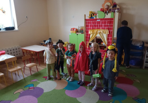 Dzieci-aktorzy wspólnie kłaniają się po skończonym "przedstawieniu"
