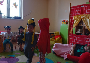 Dzieci odgrywają rolę ptaszka i Czerwonego Kapturka