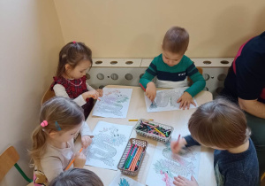 Dzieci kolorują obrazek chińskiego smoka kredkami
