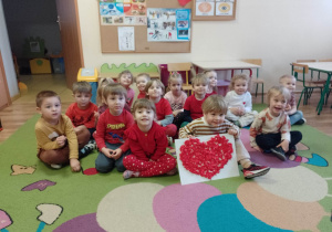 Dzieci pozują do zdjęcia z jedną z Walentynek
