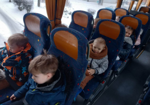 Dzieci jadą autobusem do kina