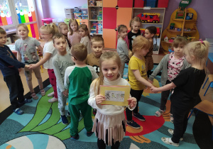 dzieci wykonują zadania
