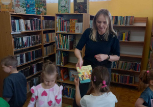 Dzieci zwiedzają pomieszczenia Miejskiej Biblioteki Publicznej