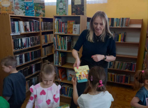 Udział Pszczółek w zajęciach czytelniczych w Miejskiej Bibliotece Publicznej - obchody Dnia Bibliotekarza