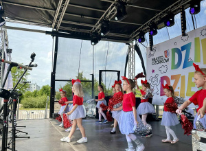 Dni Ozorkowa- występ Jagódek i Żabek
