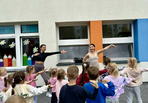 Dzieci podczas rozgrzewki przed zumbą- zajęcia prowadzą dwie panie instruktorki