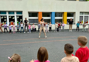 Dzieci naśladują ruchy zumby pani instruktorki