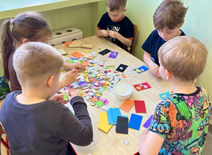 Pszczółki i Jagódki na warsztatach z robienia magnesów