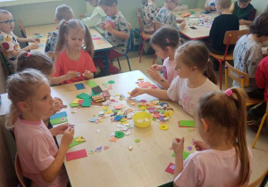 Dzieci w ciszy i skupieniu tworzą magnesy - prezenty dla rodziców