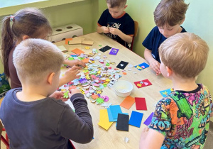 Dzieci wybierają, które naklejki wybrać- sugerują się tym, co lubi mama i tata