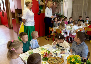 Rozmowa p. Dyrektor i p. Nauczycielki z dziećmi na temat Świąt Wielkanocnych