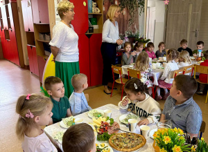 Uroczyste Śniadanie Wielkanocne w grupie Jagódek i Żabek oraz zbieranie czekoladowych jajeczek przez dzieci w ogrodzie przedszkolnym