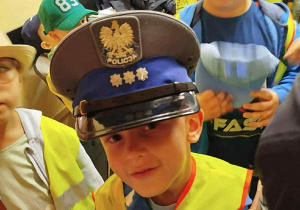 Chłopiec w czapce policjanta