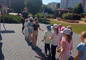 Dzieci biegają na palcach po wyznaczonej linii