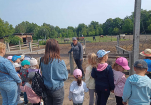Pani Kamila oprowadza dzieci i nauczycielki po "farmie"