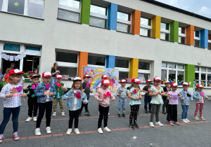 Dzieci z grupy Biedronki śpiewają piosenkę dla Mamy i Taty