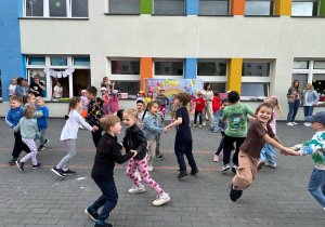 Dzieci z grupy Jagódki tańczą do piosenki dla rodziców