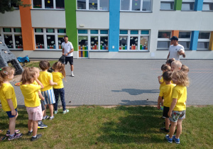 Dzieci podzielone w dwie drużyny czekają na rozpoczęcie meczu
