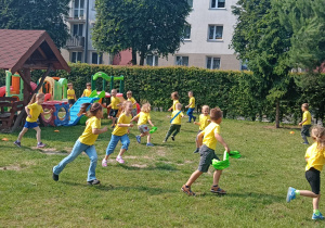 Dzieci bawią się w "berka-banana"