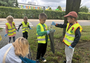 Delfinki zbierają i segregują odpady