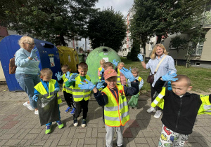 Grupa Delfinki i nauczycielki podczas sprzątania świata