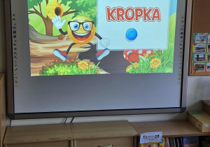 Dzieci oglądają film edukacyjny na temat Dnia Kropki