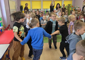Wspólne tańce w sali wszystkich przedszkolaków