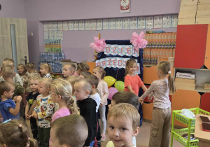 Dzieci wspólnie bawią się przy muzyce