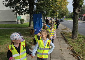 Dzieci poznają zasady bezpiecznego poruszania się po drodze/chodniku