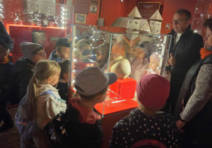 Dzieci zwiedzają muzeum w Zamku w Łęczycy