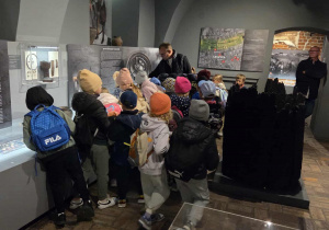 Dzieci zwiedzają muzeum w Zamku w Łęczycy