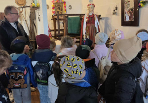 Dzieci dzięki panu z przewodnikowi poznają historię Zamku w Łęczycy