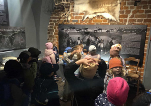 Dzieci zwiedzają muzeum w Zamku w Łęczycy
