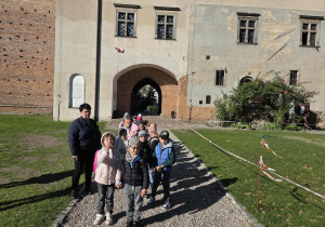 Dzieci opuszczają teren Zamku w Łęczycy