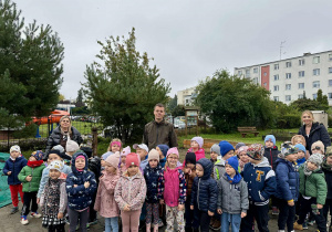 Słoneczka i Biedronki- wspólne zdjęcie z Panem Leśnikiem