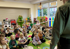 Dzieci w skupieniu słuchają p. leśnika