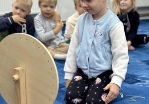 Dziewczynka losuje pytanie odnoszące się do przeczytanego opowiadania