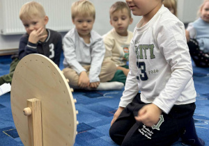 Chłopiec losuje pytanie odnoszące się do aktualnej pory roku