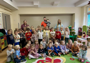 Zdjęcie grupowe z ratownikiem medycznym