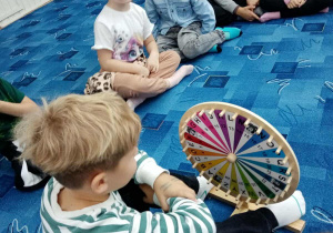 Chłopiec kręci kołem wybierając numer zagadki