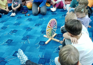 Pani Ania czyta zagadkę o tematyce jesiennej