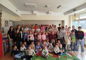 Uczniowie Szkoły Podstawowej nr 2 i przedszkolaki na wspólnym pamiątkowym zdjęciu
