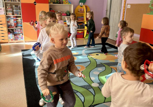 Dzieci idą po kole