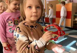 Dziewczynka idzie po kole z tamburynem