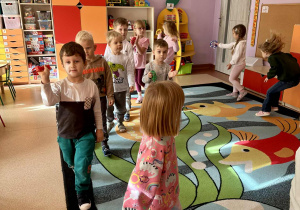 Dzieci idą po kole w rytm muzyki